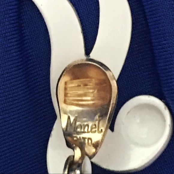 Pair of Vintage White Monet Clip On Earrings - Picture 3 of 3